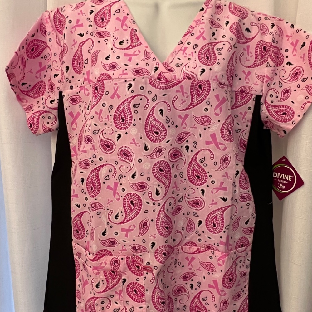 SPRING FWD SPECIAL! DIVINE Scrubs Top JDM Size L, NWT